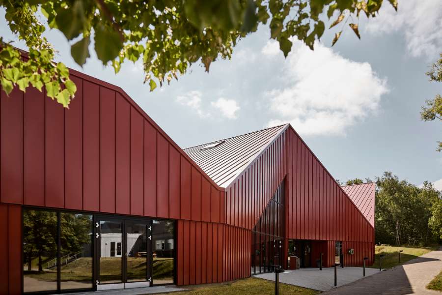 Vestbjerg Kultur- og Idrætscenter fået en tilbygning beklædt med DS Nordic Klikfals, som du ikke kan undgå at lægge mærke til